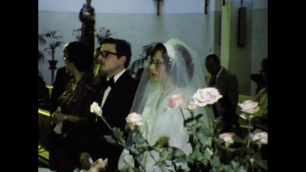 이탈리아 나폴리 1958 1950 대교회에서 이탈리아 결혼식의 빈티지 — 비디오