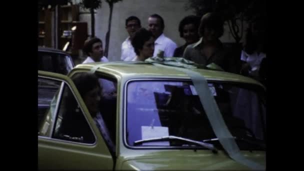 1969年 意大利那不勒斯 20世纪60年代 一对快乐的夫妇开着一辆经典汽车离开了他们的婚宴 — 图库视频影像