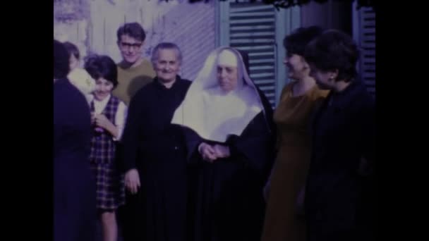 意大利那不勒斯1968年6月 20世纪60年代一群人与修女同行的历史性镜头 — 图库视频影像