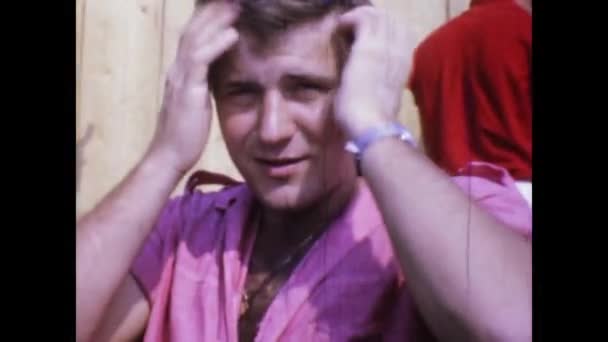 ナポリ イタリア1968年6月 1960年代からの魅惑的なクローズアップで胸を明らかにするスタイリッシュな男のヴィンテージ映像 — ストック動画