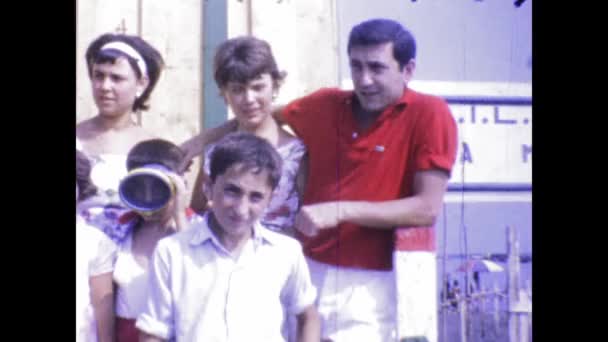 이탈리아의 나폴리 1968 1960 대가족 친구들 해변에서의 방학을 되돌아보는 향수에 — 비디오