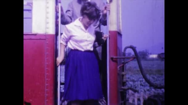 ナポリ イタリア1968年6月 60年代の列車で旅行する人々を懐かしい表情 彼らの目を通して世界を発見 — ストック動画