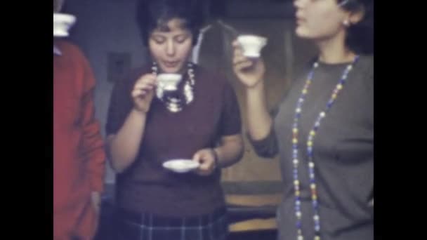 ナポリ イタリア1968年6月 自宅でコーヒーを楽しむ1960年代の女性の魅力的で親密なシーン — ストック動画