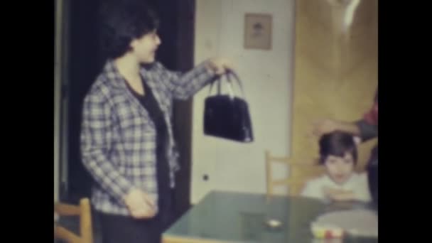 意大利那不勒斯 1968年6月 60年代 一个小男孩在家上私人课的老式录像 — 图库视频影像