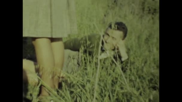 意大利那不勒斯1968年6月 一个温馨的老式视频 讲述了一个快乐的家庭在春光明媚的绿地享受美好时光 — 图库视频影像