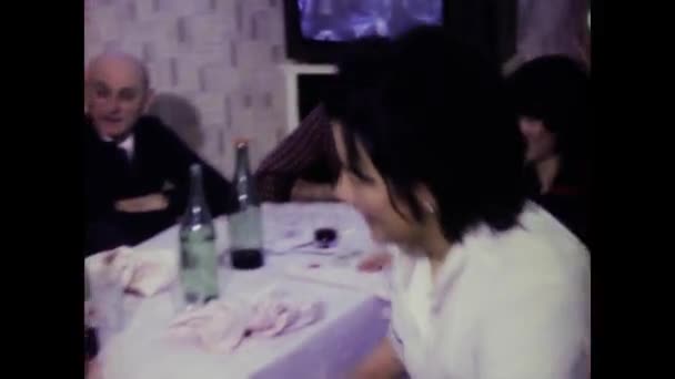 ナポリ イタリア1968年6月 彼女の家族の時計や60年代の歓声としてマイクに歌う少女の心温まるホームビデオ — ストック動画