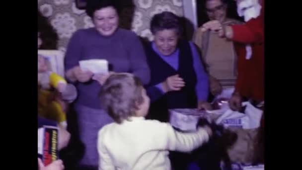 나폴리 1968 1960 고전적 비디오에서 클로스가 기쁨을 나누며 아이들에게 선물을 — 비디오