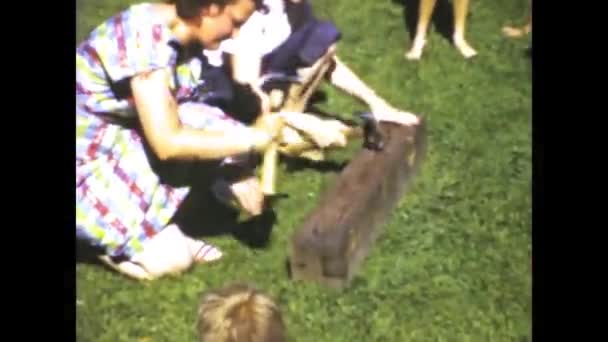 美国坦帕可能是1949年 回到20世纪40年代美国勤劳女性把钉子钉在木头上的古老镜头 — 图库视频影像