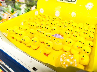 Mağaza vitrininde suni tatlı piliçlerin neşeli fotoğrafı raflara biraz Paskalya neşesi ve cazibesi katıyor..