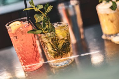 Bar tezgahında limon ve nane ile canlandırıcı bir mojito kokteyli..