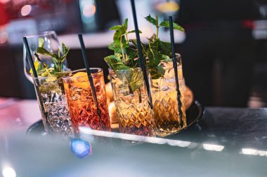 Büyüleyici bir yakın plan kokteyl ve içecekler, bir tepside kristal bardaklarda güzelce sergileniyor..