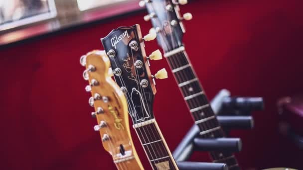 イタリアのMasi 2023年4月23日 コードとメロディの鮮やかなミックスを演奏するミュージシャンのギター フロントボードのクローズアップ 音楽や創造的なプロジェクトに最適 — ストック動画