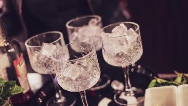 Kijken Als Een Ervaren Barman Kunstzinnig Creëert Prachtige Cocktails Met — Stockvideo