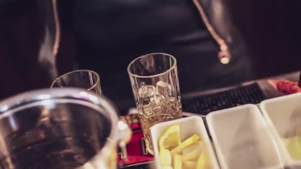 Kijken Als Een Ervaren Barman Kunstzinnig Creëert Prachtige Cocktails Met — Stockvideo