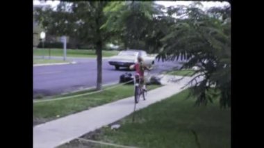 Chicago, ABD Haziran 1969: 60 'lı yaşlarda bir kızın klasik bir Amerikan banliyö evinden bisikletle uzaklaştığı video kaydı.