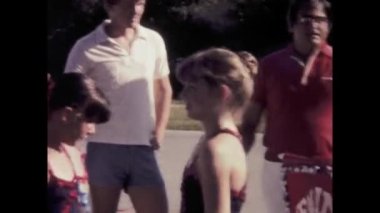 Chicago, ABD Haziran 1969: 60 'lı yılların Amerikan otoparkında ponpon kız rutinlerini prova eden genç kızların görüntüleri.