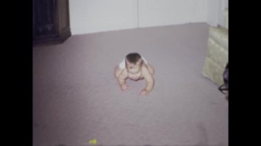 City Lake, Birleşik Devletler Haziran 1969: 60 'ların tipik bir Amerikan evinde emekleyen bir bebeğin iç açıcı videosu. Aile, çocukluk ve nostalji için mükemmel..