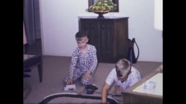 City Lake, Amerika Birleşik Devletleri Haziran 1969: 60 'larda tipik bir Amerikan evinde çocukların oyuncak araba yarışından zevk aldıkları klasik video klibi.