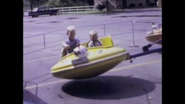 City Lake, ABD Haziran 1969: 1960 'lardaki Luna Park' taki çocukların güldüğü ve dönme dolaba bindiği nostaljik video.