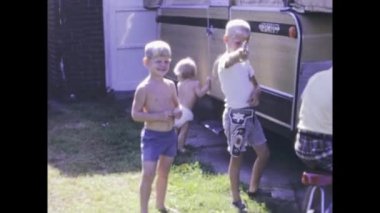 City Lake, Birleşik Devletler Haziran 1969: Nostaljik aile anıları filme alındı. Çocuklar tipik bir banliyö arka bahçesinde koşar, oynar ve keşfederler.