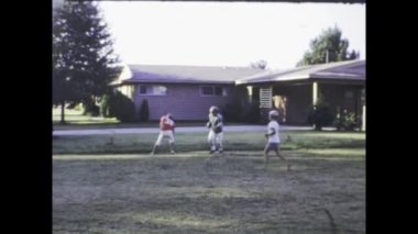 City Lake, ABD Haziran 1969: 1960 'larda bir banliyöde futbol oynayan çocukların klasik görüntüleri.