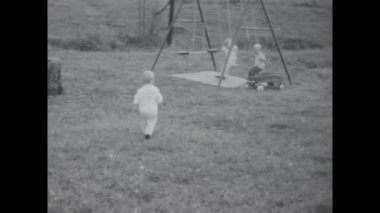City Lake, Birleşik Devletler Haziran 1969: 60 'lardan kalma bu klasik aile videosunda bahçede salıncakta sallanan çocukları izlemenin keyfini çıkarın.