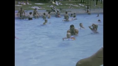 City Lake, ABD Haziran 1969: Çocukların aileleriyle havuzda oynadıkları bu klasik görüntülerle nostaljik anları yeniden yaşayın.