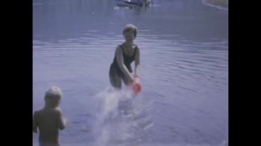 City Lake, ABD Haziran 1969: 1960 'larda gölün kenarında kamp yapan bir ailenin nostaljik bir klibi.
