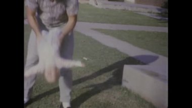 City Lake, ABD Haziran 1969: 1960 'ların yaz günlerinde arka bahçede akrobasi yapan bir baba ve çocuğun yürek ısıtan klasik görüntüleri.