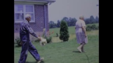 City Lake, Amerika Birleşik Devletleri Haziran 1969: Deneyimli çiftçilerin tarlada çalışıp geleneksel bir Amerikan çiftliğinde hayvanlarına baktıkları klasik görüntüler.