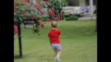 City Lake, Birleşik Devletler Haziran 1969: 1960 'larda klasik bir Amerikan araba yolunda oynayan bir çocuğun klasik görüntüleri - nostaljik aile anıları için mükemmel.