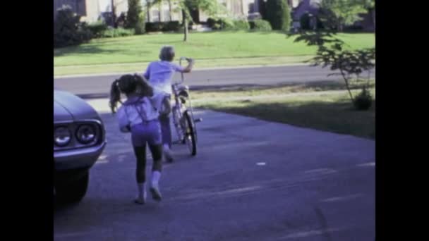 Chicago Stany Zjednoczone Czerwiec 1969 Vintage Video Chłopca Odjeżdżającego Rowerze — Wideo stockowe