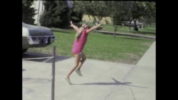 美国芝加哥 1969年6月 20世纪60年代 一个年轻女孩在一个典型的郊区家庭的前院表演手推车的古老镜头 — 图库视频影像