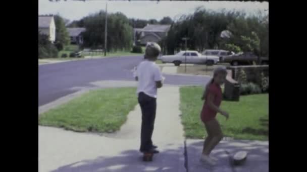 Chicago Stany Zjednoczone Czerwiec 1969 Vintage Video Dzieci Jeżdżących Deskorolkach — Wideo stockowe