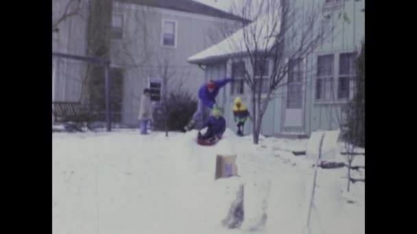 美国芝加哥 1969年6月 20世纪60年代 孩子们在一个典型的美国家庭的前院里 用他们的传统雪橇玩乐的古老镜头 — 图库视频影像