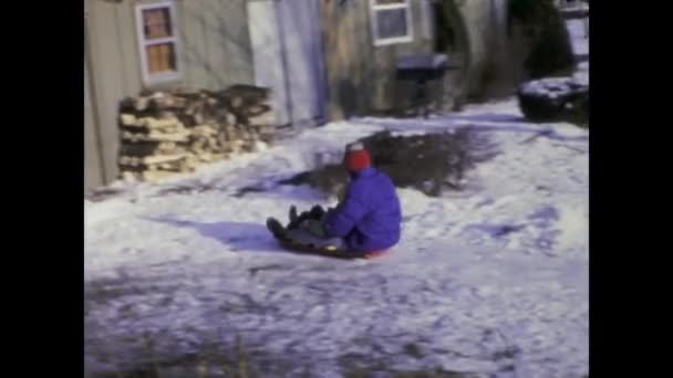 Чикаго Сша 1969 Відетажні Кадри Дітей Які Розважаються Сніговий День — стокове відео