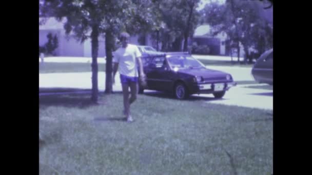 美国芝加哥 1969年6月 回顾一下20世纪60年代在典型的美国花园练习棒球技术的怀旧镜头 — 图库视频影像