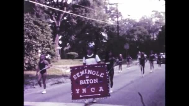 Chicago Usa Juni 1969 Retrofilm Grupp Cheerleaders Som Utför Parad — Stockvideo