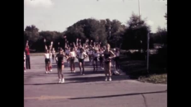 Chicago Abd Haziran 1969 Yılların Amerikan Otoparkında Ponpon Kız Rutinlerini — Stok video