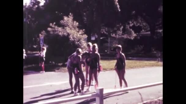 美国芝加哥 1969年6月 在典型的60年代美国停车场练习啦啦队套路的少女的复述镜头 — 图库视频影像