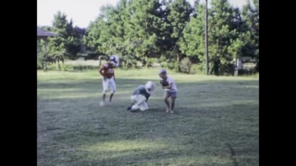 1969年6月 美国城市湖 20世纪60年代 孩子们在郊外后院扔足球的古老镜头 — 图库视频影像