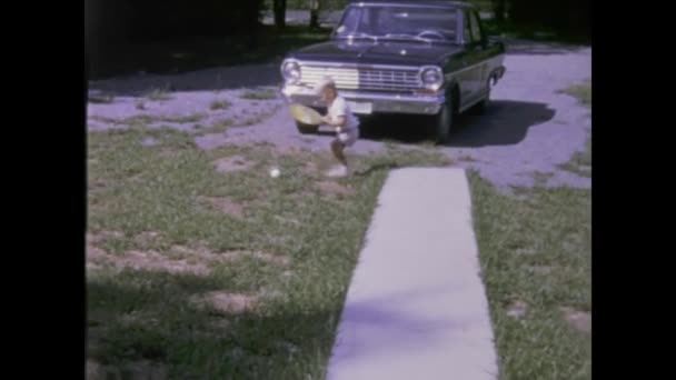 1969年6月 美国城市湖 20世纪60年代儿童与家人玩耍 欢笑和玩乐的怀旧镜头 — 图库视频影像