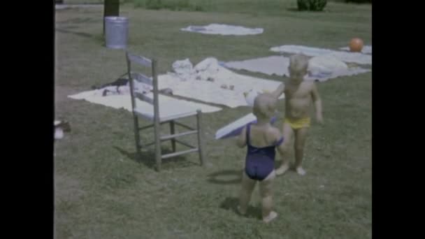 City Lake Abd Haziran 1969 Çocukların Aileleriyle Havuzda Oynadıkları Klasik — Stok video