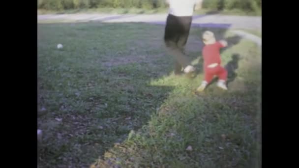 1969年6月 1960年代の裏庭でサッカーをしながら父親と息子の絆を描いた映画 — ストック動画