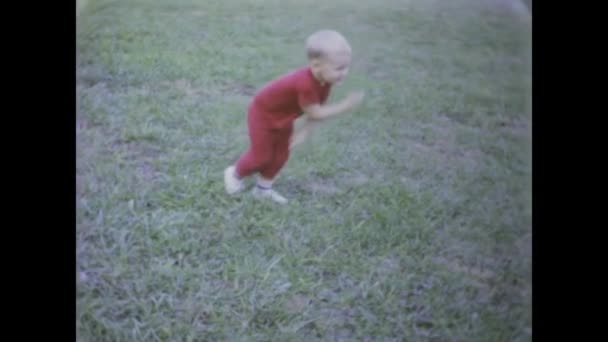 1969年6月 美国城市湖 一个在花园里玩乐的孩子的怀旧片段 唤起了人们对60年代美国童年的回忆 — 图库视频影像