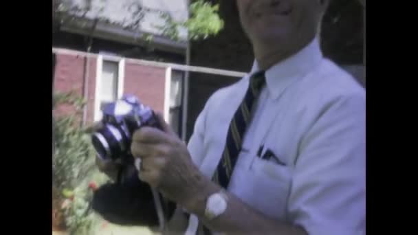1969年6月アメリカ合衆国シティレイク 60年代の瞬間をカメラで探検し撮影する笑顔の男のレトロクリップ — ストック動画