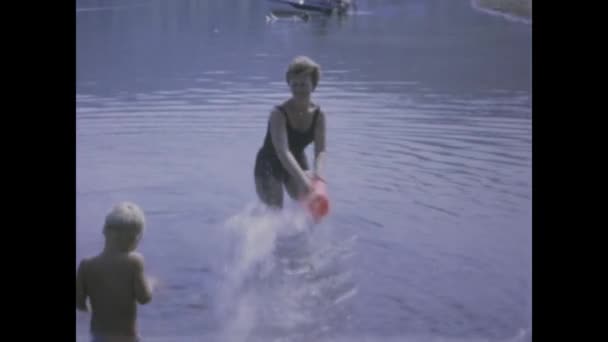 미국의 레이크 1969 1960 옆에서 여행을 즐기던 가족의 향수를 불러일으키는 — 비디오
