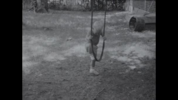 1969年6月 1960年代アメリカの夏に庭で遊んでいた少年の懐かしいクリップ — ストック動画