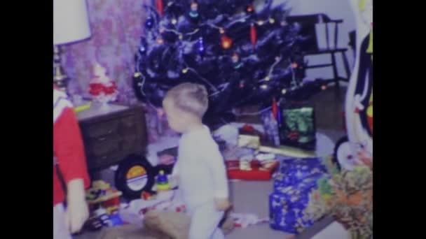 1969 레이크 1969 크리스마스 가족들 선물을 즐겁게 시작하는 아이들의 감동적 — 비디오