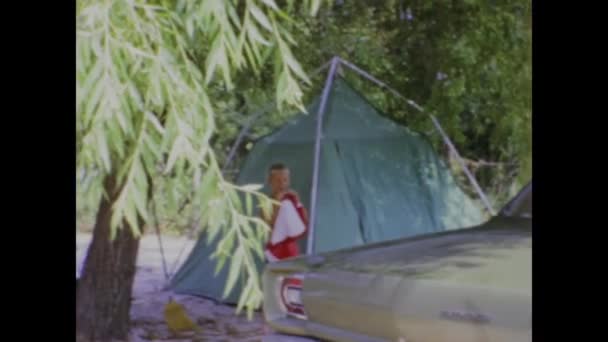 1969年6月 1960年代のアメリカの森の中でのキャンプ旅行の懐かしい映像と共に時間を遡ります リラックス 楽しさ ヴィンテージの魅力がいっぱい — ストック動画